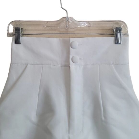 Giftzzi Shop Women's White High-Waisted Shorts Size Medium - Picture 5 of 7